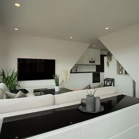 Penthouse 250m From Citycenter I Privat Balcony Apartamento *