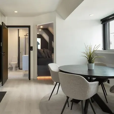 Apartment Penthouse 250m From Citycenter I Privat Balcony